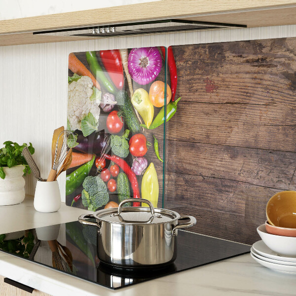 Snijplanken van glas Groenten op een houten achtergrond