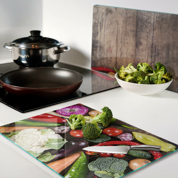 Snijplanken van glas Groenten op een houten achtergrond