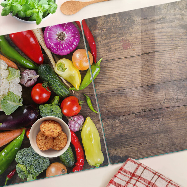 Snijplanken van glas Groenten op een houten achtergrond