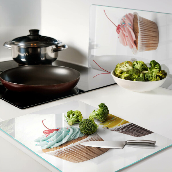 Snijplanken van glas Cupcake met slagroom en kers