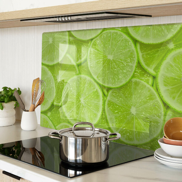 Snijplanken glas Limoenschijfjes op een groene achtergrond