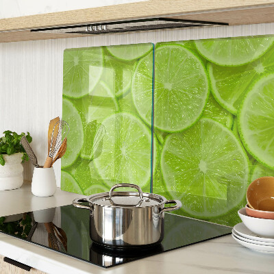 Snijplanken glas Limoenschijfjes op een groene achtergrond