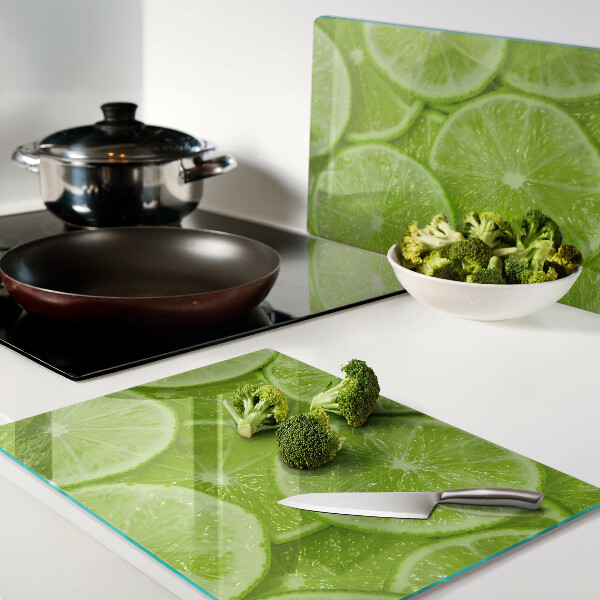 Snijplanken glas Limoenschijfjes op een groene achtergrond