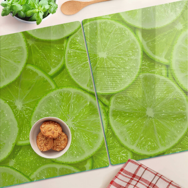 Snijplanken glas Limoenschijfjes op een groene achtergrond