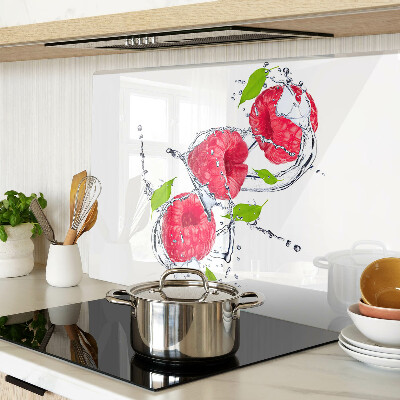 Snijplanken van glas Frambozen in water met bladeren