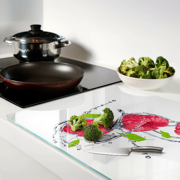 Snijplanken van glas Frambozen in water met bladeren