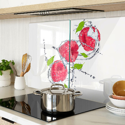 Snijplanken van glas Frambozen in water met bladeren