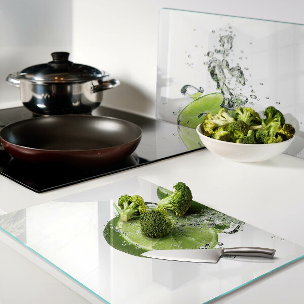 Snijplanken van glas Citroenen in bruiswater