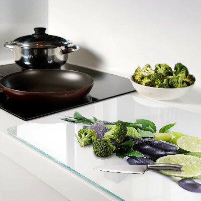 Snijplanken van glas Citroenen en druiven op een groene achtergrond