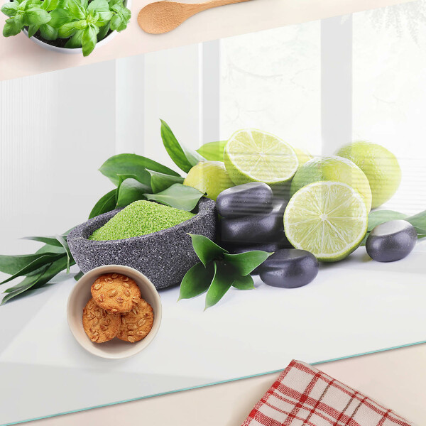 Snijplanken van glas Citroenen en druiven op een groene achtergrond