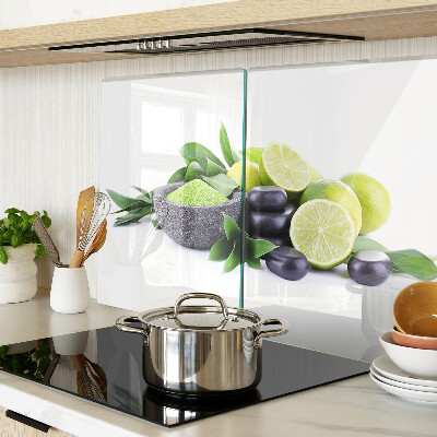 Snijplanken van glas Citroenen en druiven op een groene achtergrond