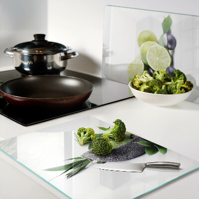 Snijplanken van glas Citroenen en druiven op een groene achtergrond