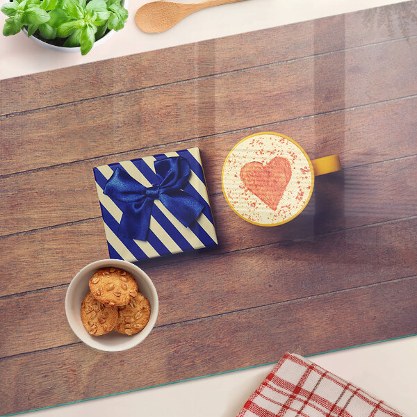 Glazen snijplanken Een cadeautje met een hartje op een beker.