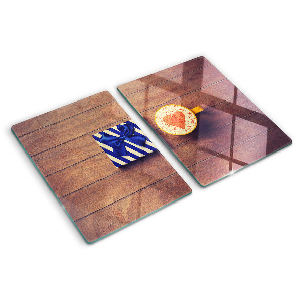 Glazen snijplanken Een cadeautje met een hartje op een beker.