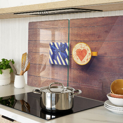 Glazen snijplanken Een cadeautje met een hartje op een beker.