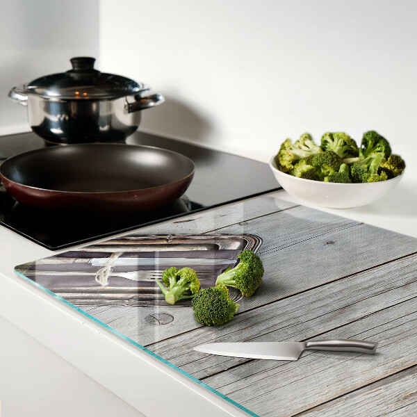 Snijplanken van glas Rustiek bestek op een houten achtergrond