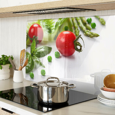 Snijplanken glas Groenten op een wit aanrecht.