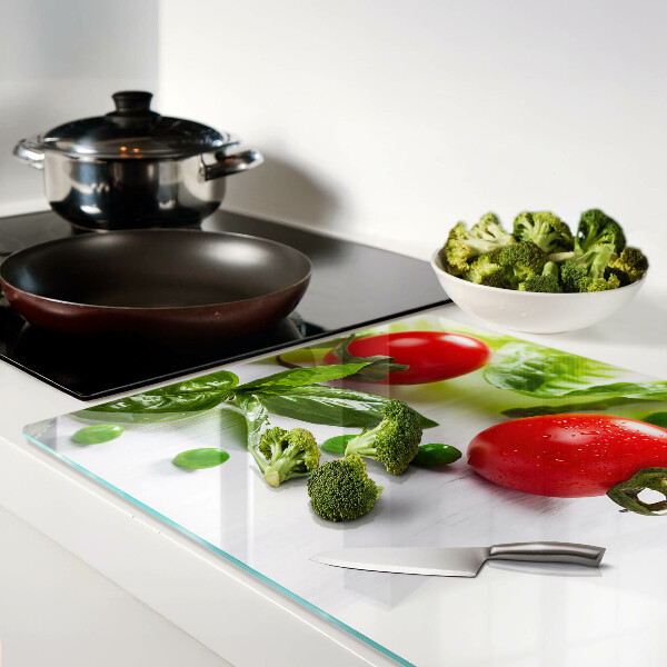 Snijplanken glas Groenten op een wit aanrecht.