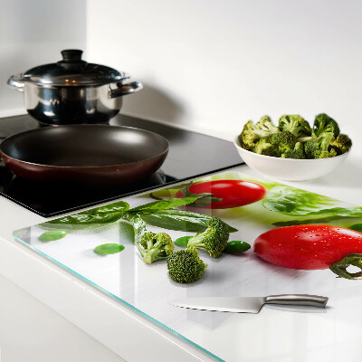 Snijplanken glas Groenten op een wit aanrecht.