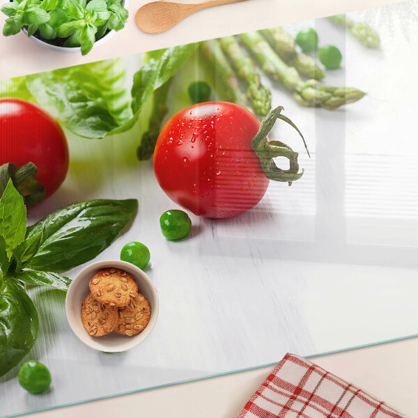 Snijplanken glas Groenten op een wit aanrecht.