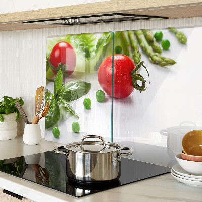 Snijplanken glas Groenten op een wit aanrecht.