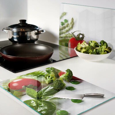 Snijplanken glas Groenten op een wit aanrecht.