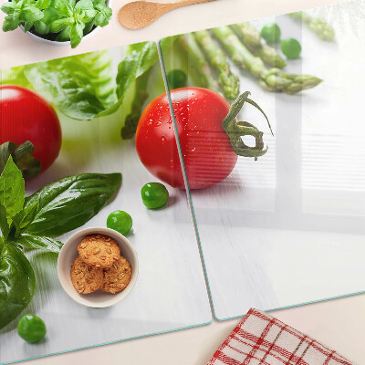 Snijplanken glas Groenten op een wit aanrecht.