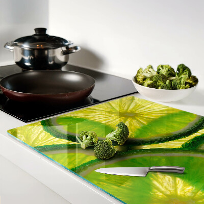 Snijplanken glas Limoenschijfjes op een groene achtergrond