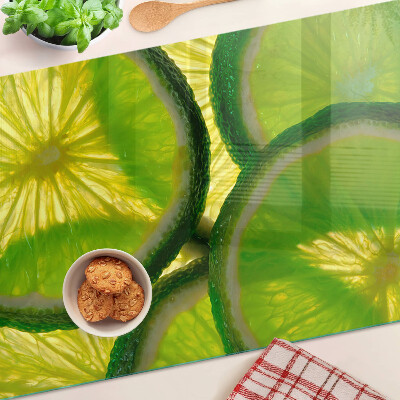 Snijplanken glas Limoenschijfjes op een groene achtergrond