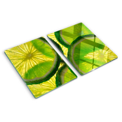 Snijplanken glas Limoenschijfjes op een groene achtergrond