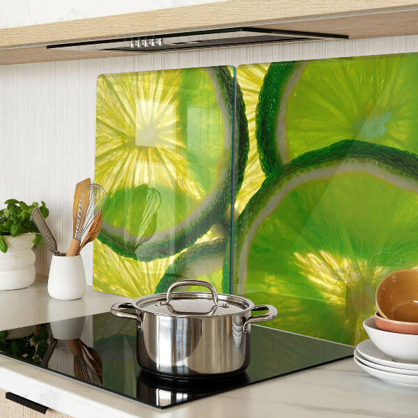 Snijplanken glas Limoenschijfjes op een groene achtergrond