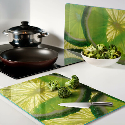 Snijplanken glas Limoenschijfjes op een groene achtergrond