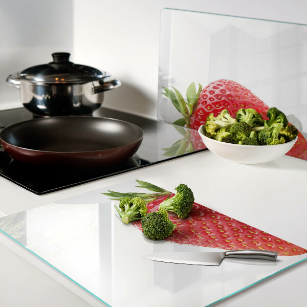 Snijplanken van glas Aardbei op een witte achtergrond