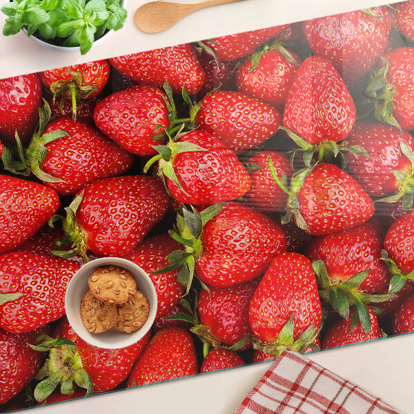Snijplanken glas Aardbeien op een rode achtergrond