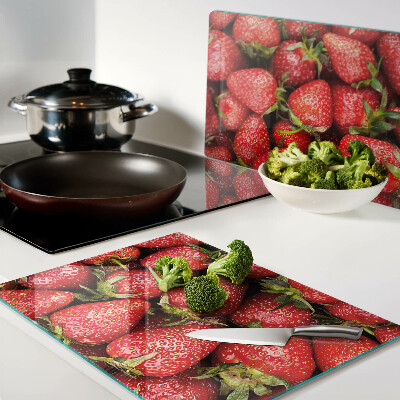 Snijplanken glas Aardbeien op een rode achtergrond