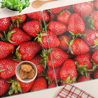 Snijplanken glas Aardbeien op een rode achtergrond