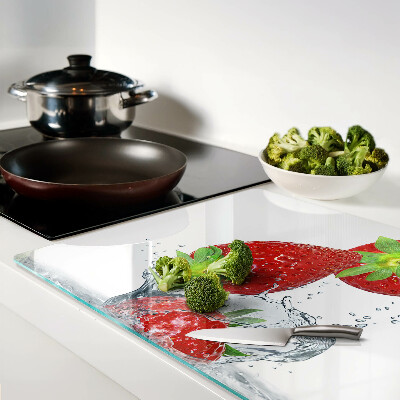 Snijplanken van glas Aardbeien in water