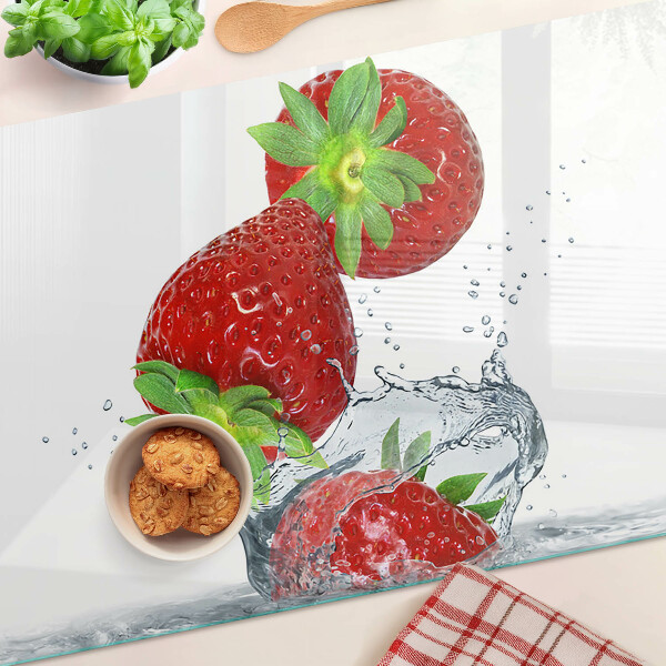Snijplanken van glas Aardbeien in water