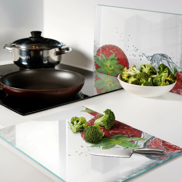 Snijplanken van glas Aardbeien in water