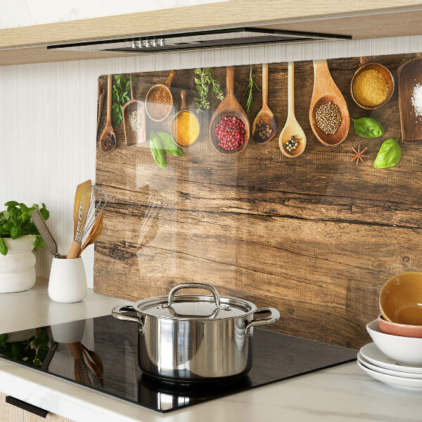 Snijplanken glas Specerijen en kruiden op een houten achtergrond