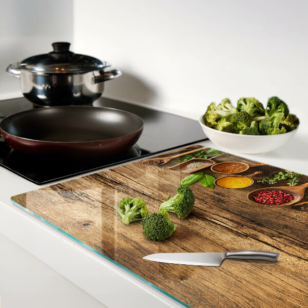 Snijplanken glas Specerijen en kruiden op een houten achtergrond