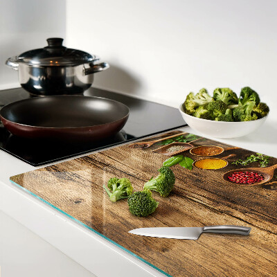 Snijplanken glas Specerijen en kruiden op een houten achtergrond