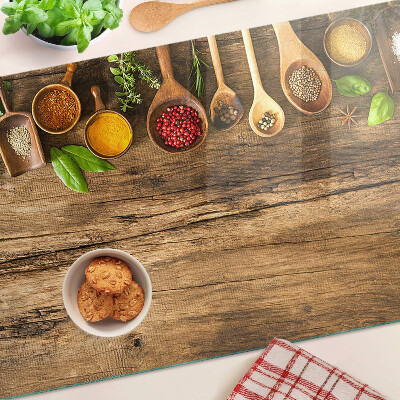 Snijplanken glas Specerijen en kruiden op een houten achtergrond