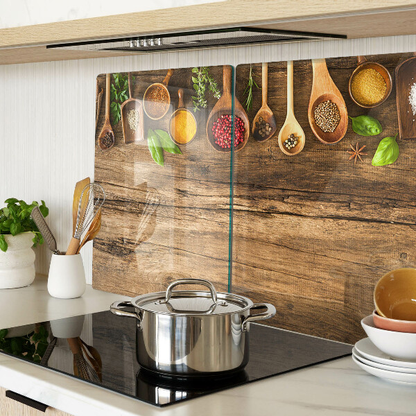 Snijplanken glas Specerijen en kruiden op een houten achtergrond