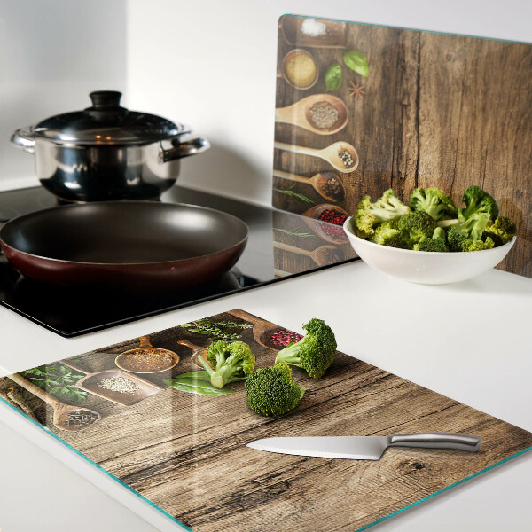 Snijplanken glas Specerijen en kruiden op een houten achtergrond