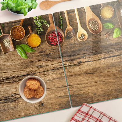 Snijplanken glas Specerijen en kruiden op een houten achtergrond