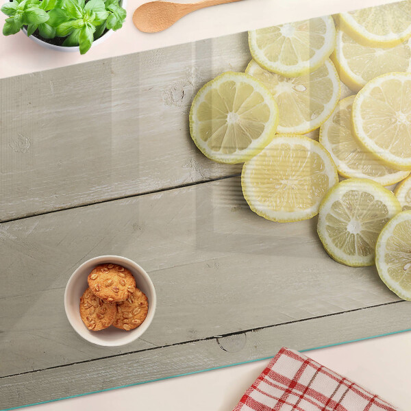 Snijplanken glas Citroenschijfjes op een houten achtergrond