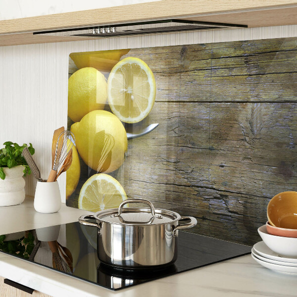 Snijplanken glas Citroenen op een houten achtergrond