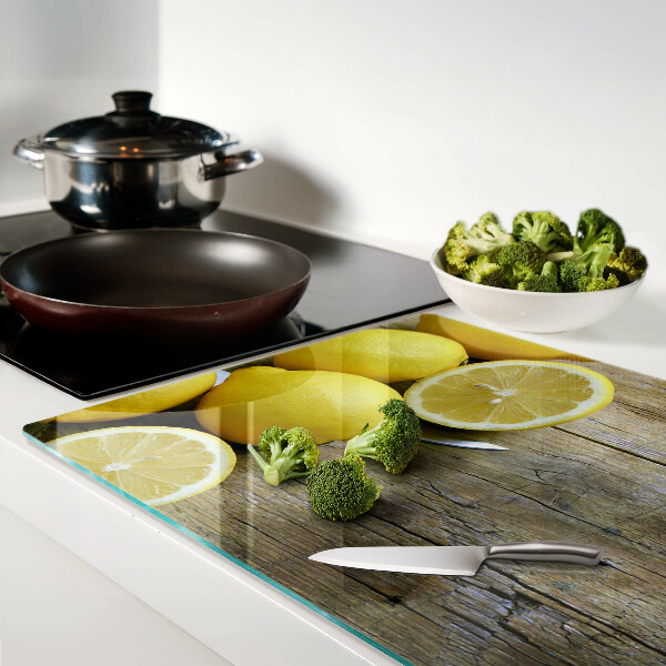 Snijplanken glas Citroenen op een houten achtergrond