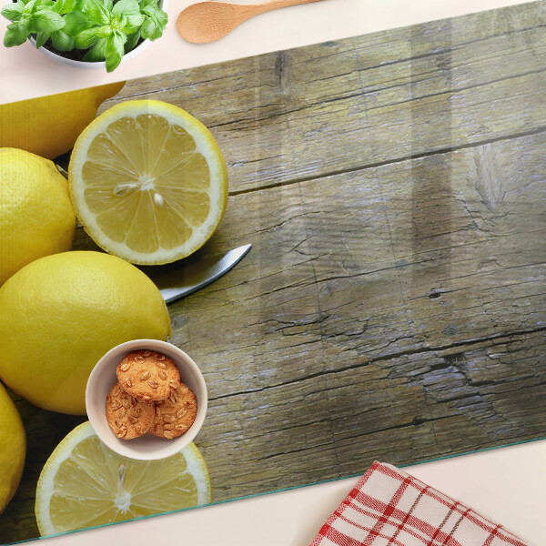 Snijplanken glas Citroenen op een houten achtergrond